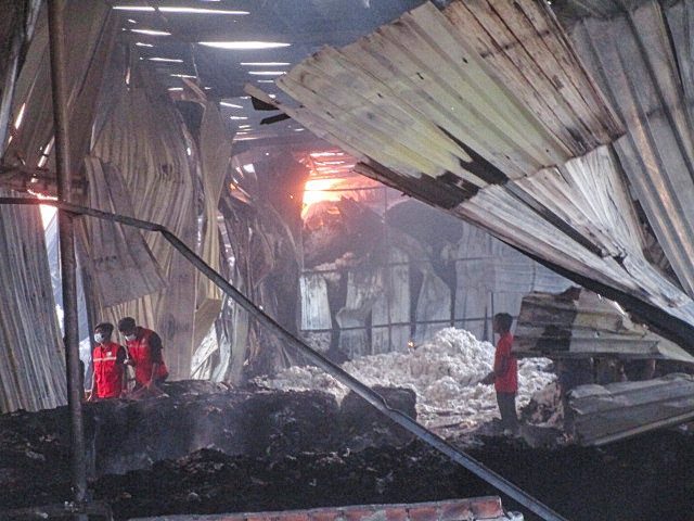 Loss adjuster documenting material damage